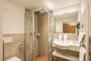 Die neuen Badezimmer präsentieren sich schlicht und modern