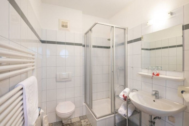 Das Bild zeigt ein Bad der Zimmer im Westflügel, mit Dusche/WC. Alle sind auch mit Haarfön ausgestattet