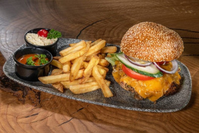 Die Stegerbräu Speisekarte bietet auch eine Auswahl an Burger mit knusprigem Sesambrötchen und Texas Sauce