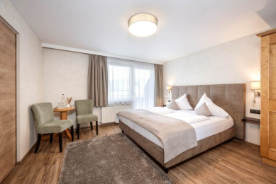 Doppelzimmer mit Balkon im Hotel Stegerbräu in Radstadt mit Vinylboden statt Teppichboden, Wohnbeispiel - Ausstattung kann variieren.