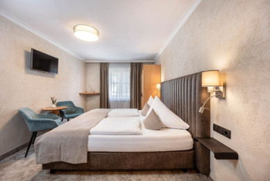 Doppelzimmer im Hotel Stegerbräu in Radstadt mit Teppichboden, Wohnbeispiel - Ausstattung kann variieren