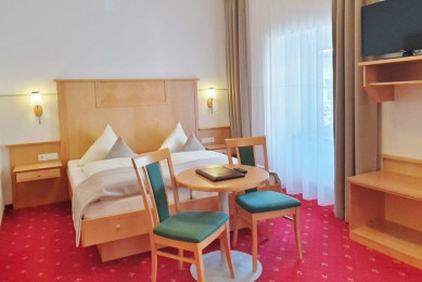 Wohnbeispiel und Teilansicht eines Dreibettzimmers im Hotel Stegerbräu in Radstadt