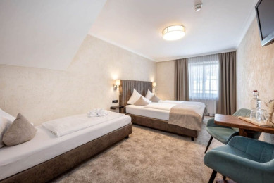 Dreibettzimmer im Hotel Stegerbräu in Radstadt mit Doppelbett und Einzelbett. Ausstattung kann variieren, teils Sofabett für 3.Person