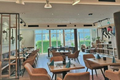 Das Frühstücksrestaurant - modern eingerichtet, Panoramafenster, Terrasse