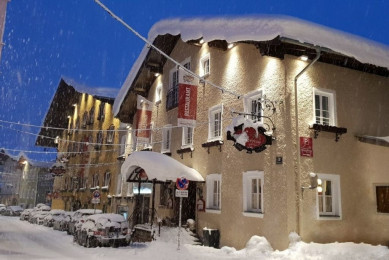 Hausansicht Hotel Stegerbräu an einem Winterabend mit Schneegestöber