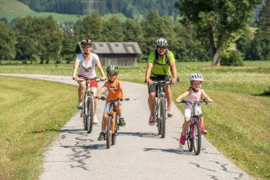 Das Radwegenetz in und rund um Radstadt bietet speziell auch für Familien ideale Strecken, auf de Ebene, entlang an Wiesen und Wäldern