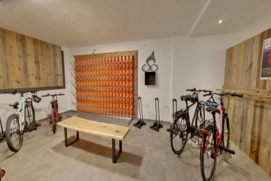 Der Fahrradraum im Stegerbräu ist von Außen und Innen zugänglich und bietet genug Platz für die Bikes, Helme oder Ladegeräte für die E-Bikes