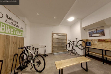 Für die Fahrräder gibt es im Hotel Stegerbräu genug Platz im absperrbaren Radraum, inklusive einer praktischen Werkbank