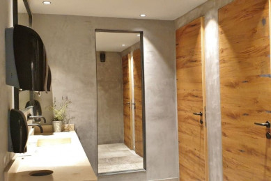 Im Stegerbräu präsentieren sich auch die Toiletten im modernen Design, direkt im Erdgeschoß vor dem Restaurant