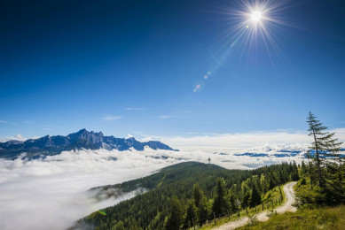 Panoramablick über den Wolken - auf das Dachsteingebirge