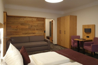 Die Vierbettzimmer im Westflügel des Hotel Stegerbräu in Radstadt präsentieren sich im alpin-elegantem Stil