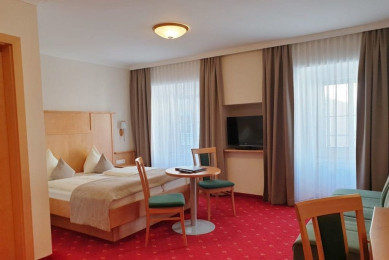 Beispiel für ein Vierbettzimmer im Stegerbräu - mit Doppelbett und ausziehbarer Doppelschlafcouch
