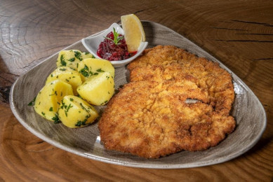 Das Wiener Schnitzel zählt zu den klassischen Standard-Gerichten im Stegerbräu, mit Petersilienkartoffeln und Preiselbeeren