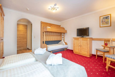 Ansicht des Vierbettzimmers im Haupthaus mit Doppelbett und extra Stockbett, passend für 2 Erwachsene und 1-2 Kinder