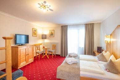 Wohnbeispiel für ein Vierbettzimmer im Stegerbräu, im Haupthaus mit hellen Buchenmöbeln, Balkon und extra Stockbett