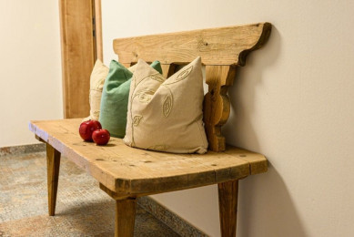 Detailansicht Zimmerflur mit Holzbank