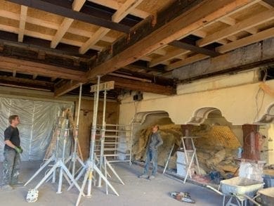 Die Decke des Bräusaals ist ein hartes Stück Arbeit