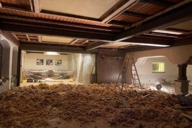 Beim Abbau der Decke kam so einiges zum Vorschein