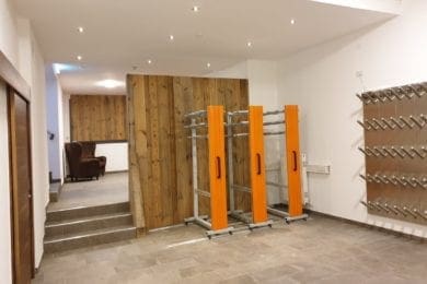 Der neue Skikeller bietet nun genug Platz, fehlen nur noch Kleinigkeiten