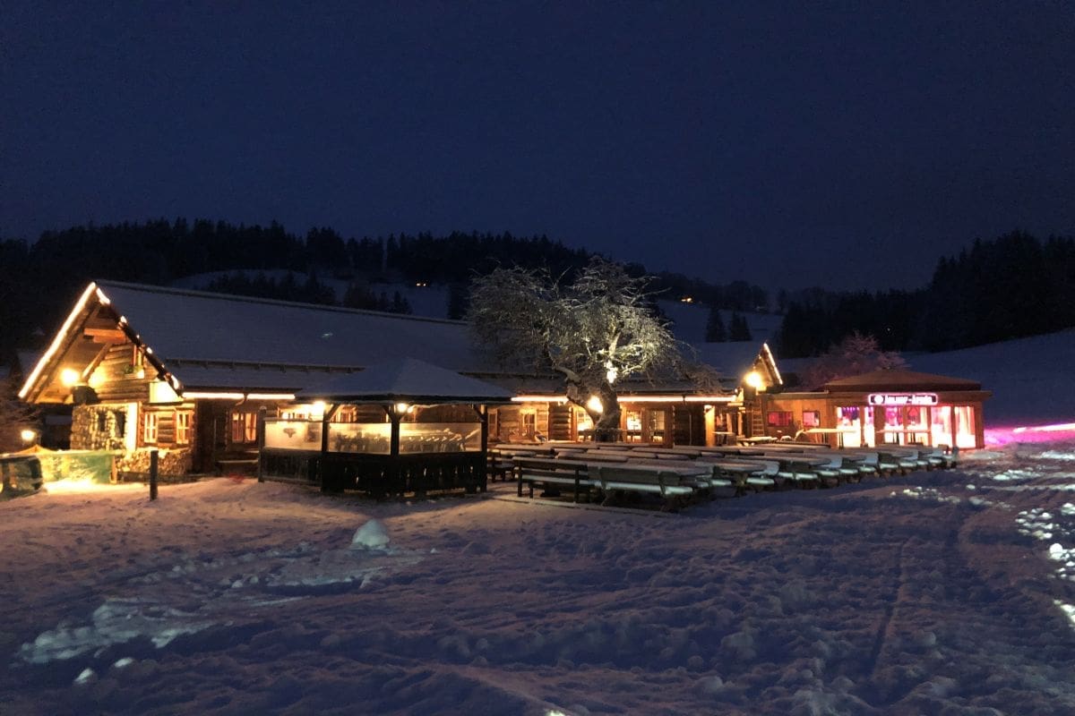 Die Skihütte verwandelt sich abends in ein Hut-Restaurant mit angrenzender Schirmbar