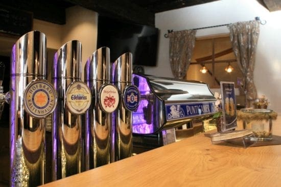 Biergenuss im Stegerbräu Probieren Sie das eigene StegerBRÄU, frisch gezapft, naturtrüb oder in der Flasche