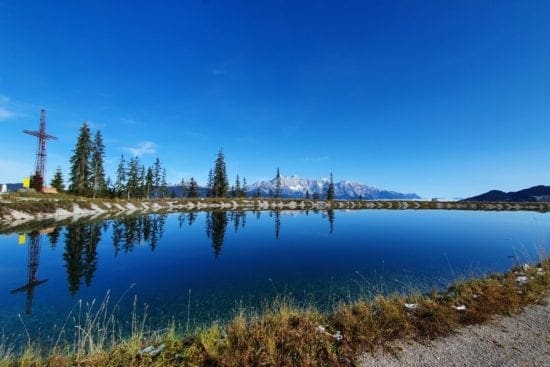 Speichersee Radstadt im Herbst mit dem Gipfelkreuz der Bergstation Skischaukel Radstadt-Altenmarkt