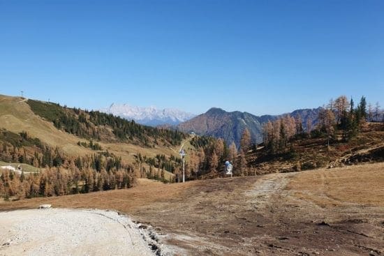 Die Mountainbike-Tour zur Frauealm bietet auch einen herrlichen Ausblick auf das Dachsteingebirge