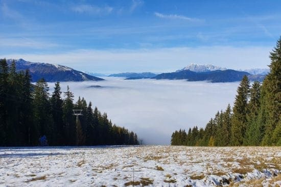Spätherbstlicher Ausblick von der Bergstation der Skischaukel Radstadt-Altenmarkt. Die Bergrücken ragen aus der Nebeldecke.