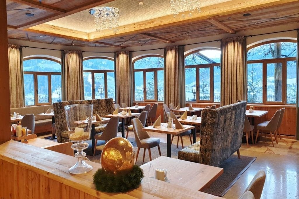 Im Bräusaal kann man nicht nur die gute Küche des Gasthof Stegerbräu in Radstadt genießen, die Panoramafenster bieten einen wunderbaren Ausblick