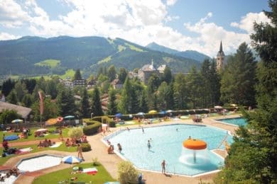 Schwimmbad Radstadt mit Blick auf Stadtmauer und Berge ©Tourismusverband-Radstadt