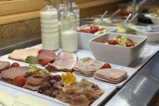 Detailansicht Frühstücksbuffet im Stegerbräu mit Auswahl an Wurst und Schinken, Aufstrichen, Tomaten mit Mozzarella oder mit Schafskäse