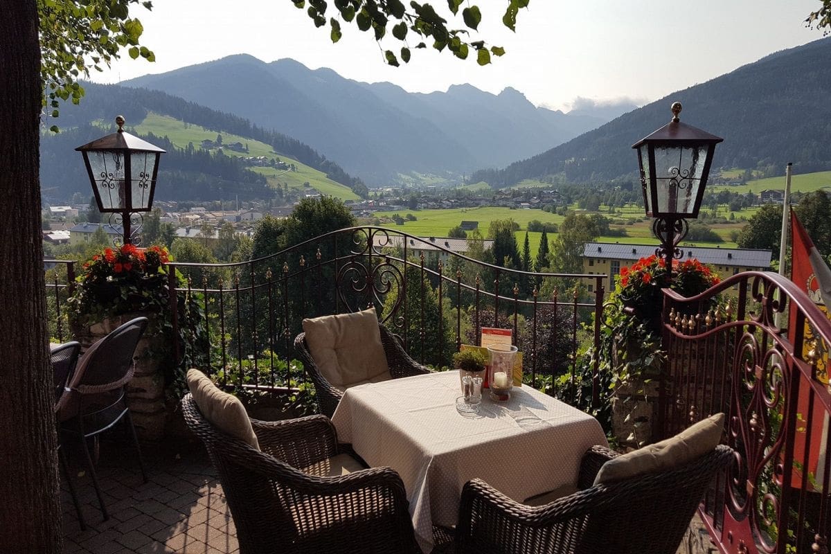 Ein lauschiges Platzerl - der Stegerbräu Gastgarten mit Blick auf die Hohen Tauern