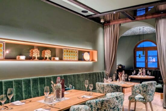 Gemuetlich-fruehstuecken-in-Radstadt©Julies, Hotel Steferbraeu (Ec) Julies Wohnzimmer - Teil des Frühstück-Restaurants, präsentiert sich in sanften Grüntönen