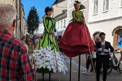 Grandes Fleurs - Walking Act auf Stelzen - Kunsthandwerksmarkt Radstadt