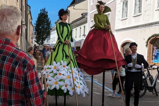Grandes Fleurs - Walking Act auf Stelzen - Kunsthandwerksmarkt Radstadt