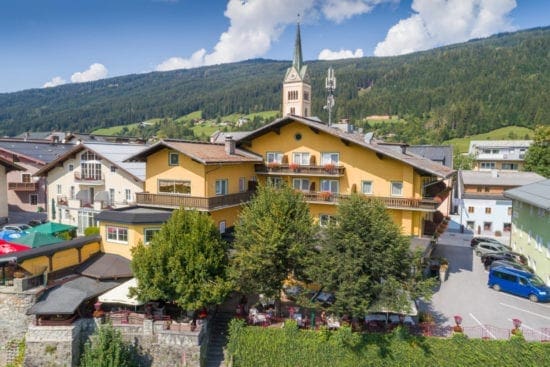 Hotel und Restaurant Stegerbräu mit Gastgarten Das Hotel und Restaurant Stegerbräu mit seinem großen Gastgarten