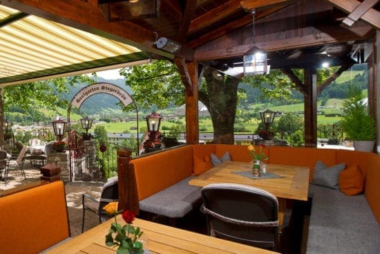 Terrasse mit Ausblick auf die Radstädter Tauern im Gasthof Stegerbräu, Ihr Restaurant in Radstadt