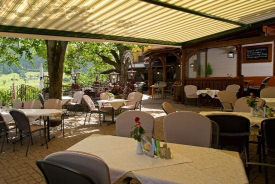 Terrasse mit Ausblick auf die Radstädter Tauern im Gasthof Stegerbräu, Ihr Restaurant in Radstadt