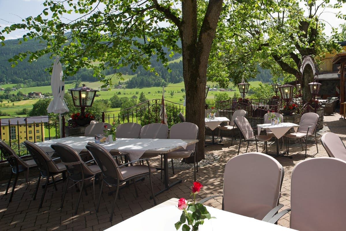 Terrasse mit Ausblick auf die Radstädter Tauern im Gasthof Stegerbräu, Ihr Restaurant in Radstadt