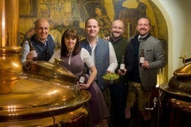 Familie Stiegler in der Brau-Union Kaltenhausen mit dem eigens für Stegerbräu gebrautem Edelzwickl