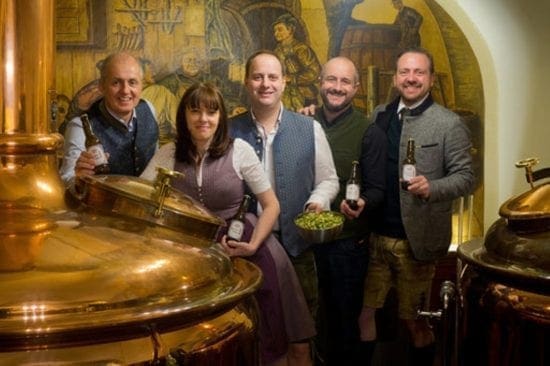 Familie Stiegler in der Brau-Union Kaltenhausen mit dem eigens für Stegerbräu gebrautem Edelzwickl