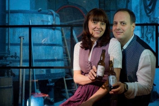 Waltraud und Christian Stiegler präsentieren ihr neues Stegerbraeu-Bier - ein Edelzwickl