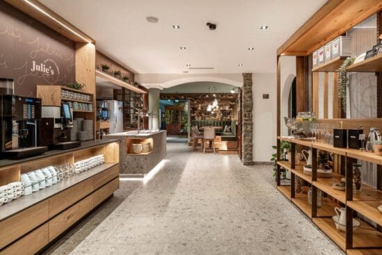 Julies Frühstück-Restaurant - Radstadt Kaffee- und Eierstation mit Saftbar im Julie's. Im Hintergrund Stammtisch-Ecke und Eingangsbereich.