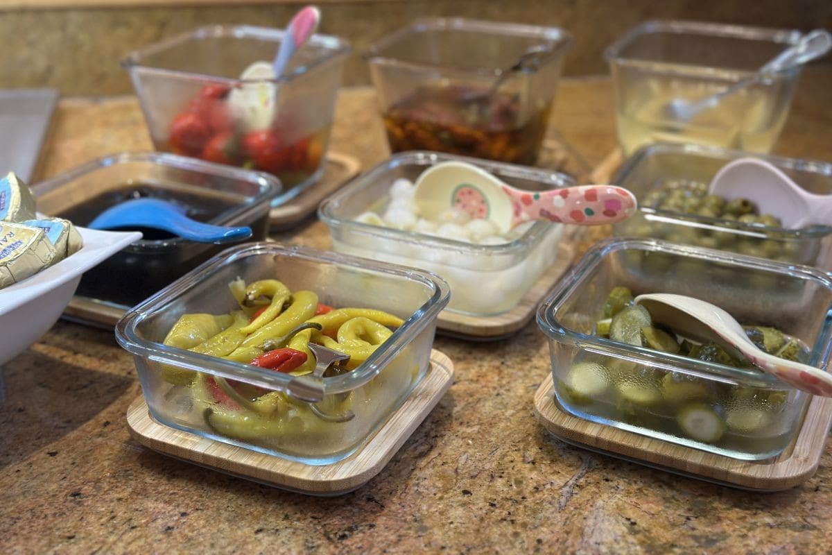 Pikante Beilagen für Ihr Frühstück im Stegerbräu: Gefüllte und getrocknete Tomaten, Maiskolben, Oliven, Gurkerl, Silberzwiebel, Pfefferoni