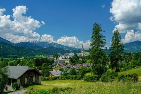 Ortsansicht von Radstadt im Sommer mit Blick auf die weitläufige Berglandschaft