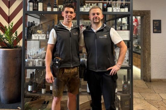 Restaurantleiter vom Stegerbräu - Radstadt Die zwei Restaurantleiter des Restaurants Stegerbräu in Radstadt stehen vor dem Weinschrank im Eingangsbereich.