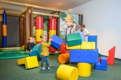 Im Spielzimmer dürfen die kleinen Gäste toben, klettern, bauen. und Spaß haben