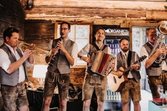 Stadtler-Musikanten-aus-Radstadt Das Bild zeigt die Stadtler Musikanten musizierend in Tracht.