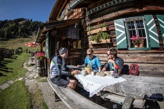 Unterkunft und Einkehr am Stoneman Taurista Gemütliche Einkehr auf der urigen Hütte bei den Hiinteren Gnadenalmen