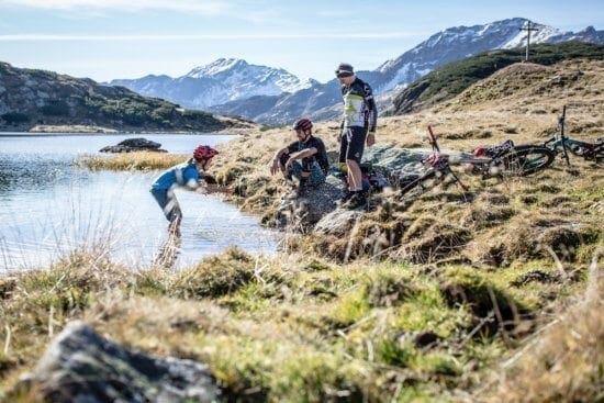 Mountainbike Pause am idyllischen Oberhüttensee mit Erfrischung im kühlen Nass